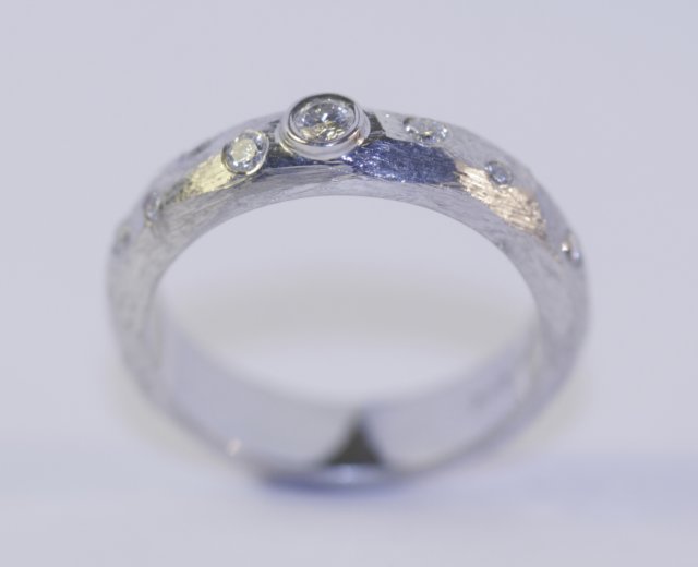 ring14kthvidguldmeddiamanter.jpg