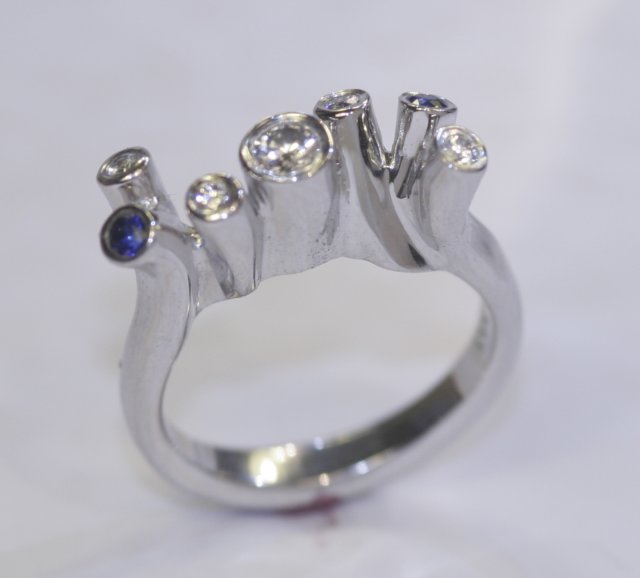 ring14kthvidguldmeddiamanterogsafier.jpg