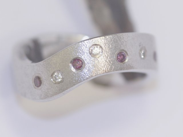ring14kthvidguldmedhvideoglilladiamanter.jpg